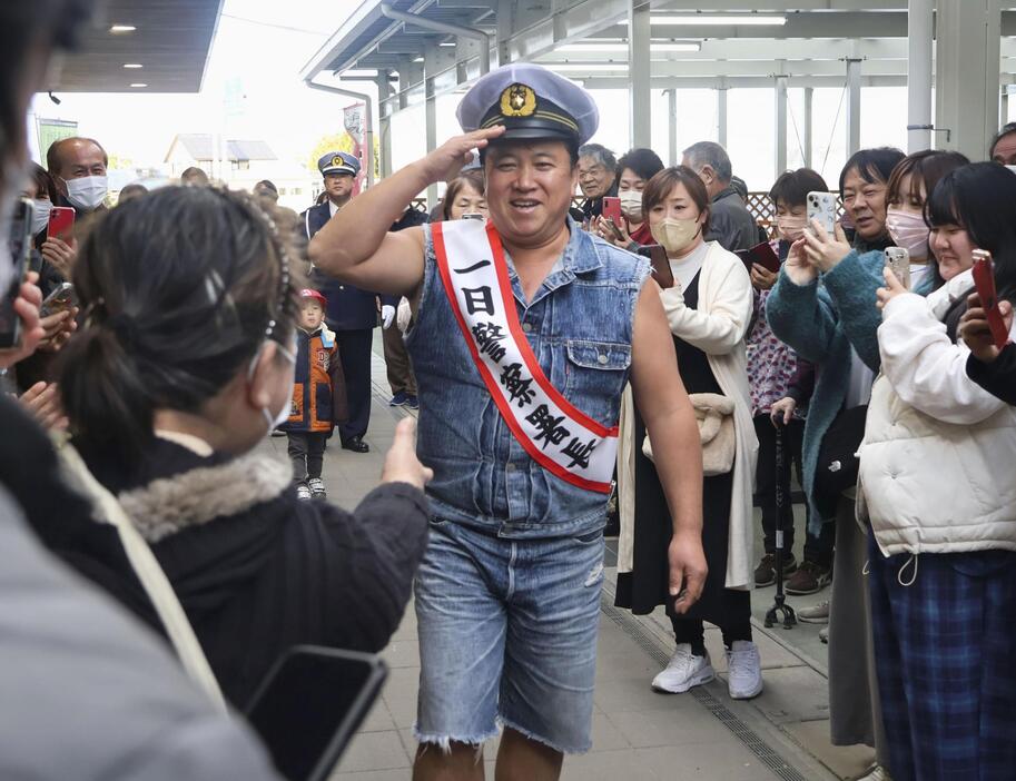 愛知県警稲沢署の一日署長に就任し、市民と交流するスギちゃん＝7日午後、愛知県稲沢市