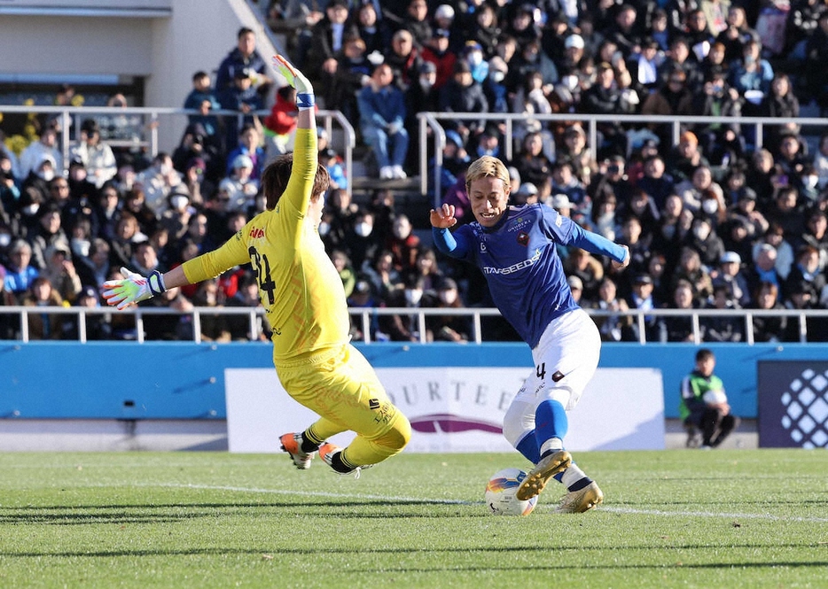 ＜松井大輔引退試合＞ゴールに迫る本田（右）GKはお笑いコンビ「EXIT」のりんたろー。＝撮影・小海途　良幹