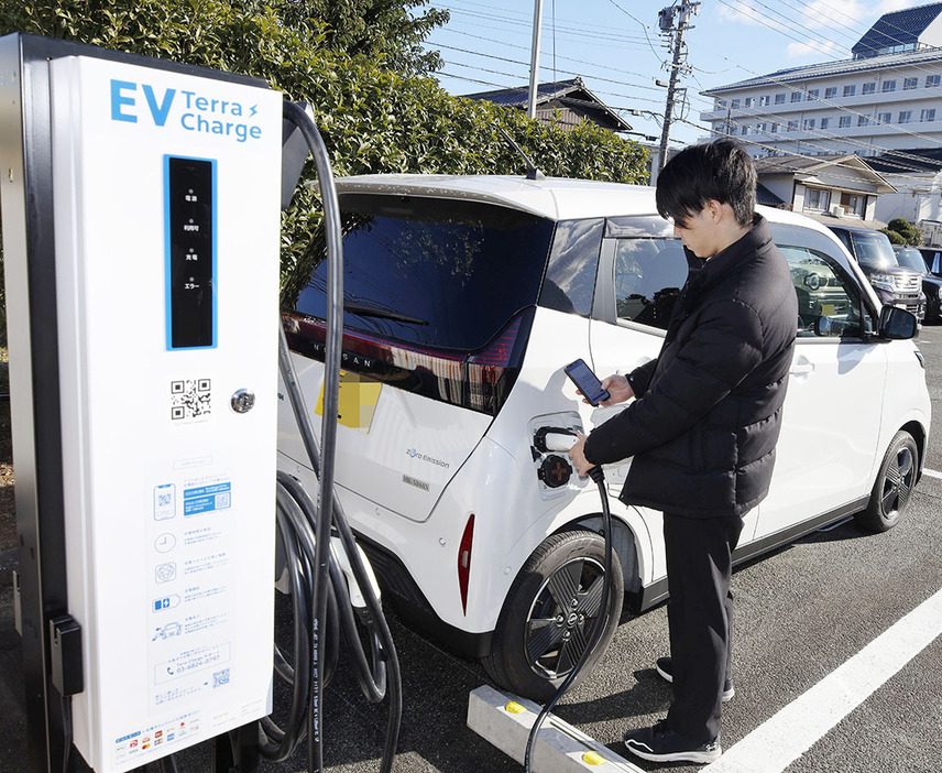 市駐車場で利用が始まったEV普通充電器＝殿町で