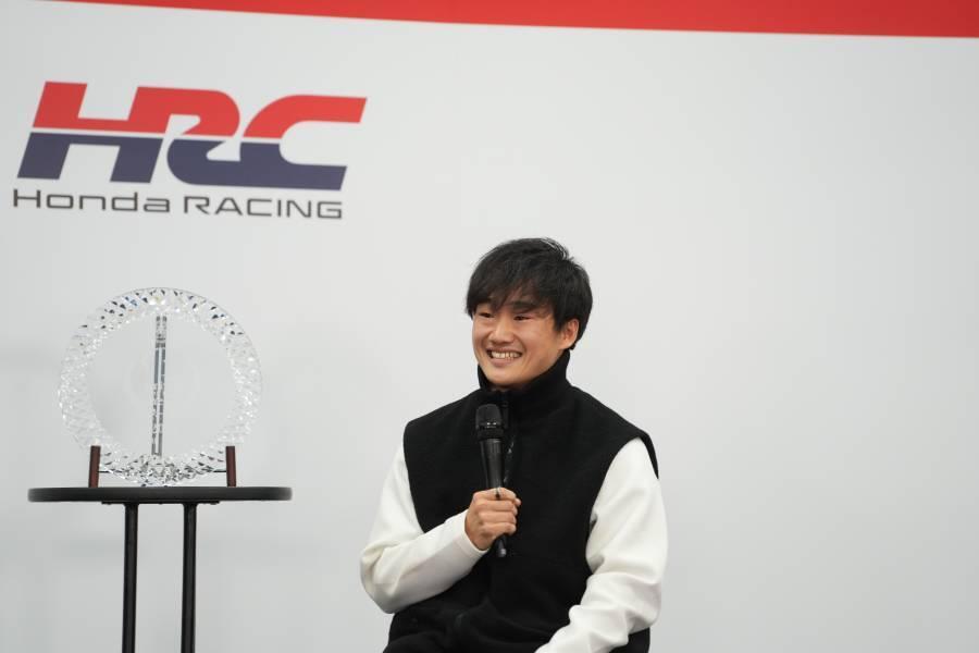 「Honda Racing 2024 Season Finale」で日本のファンの前で笑顔を見せる角田裕毅(C)TopNews.jp