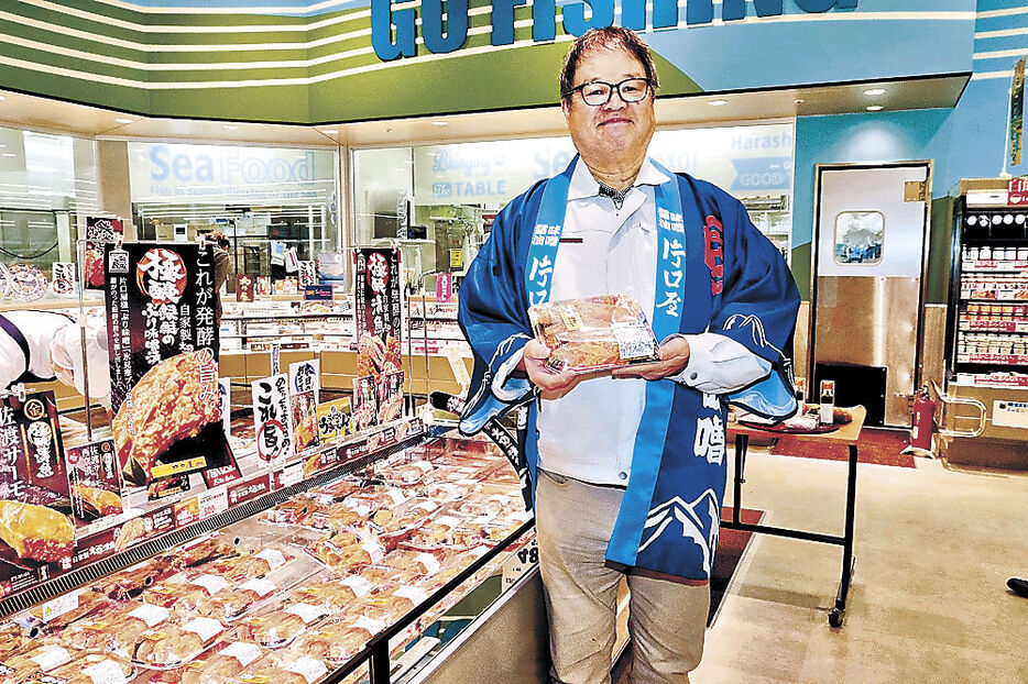 魚漬けみそで味付けした商品を紹介する片口社長＝富山市高木西