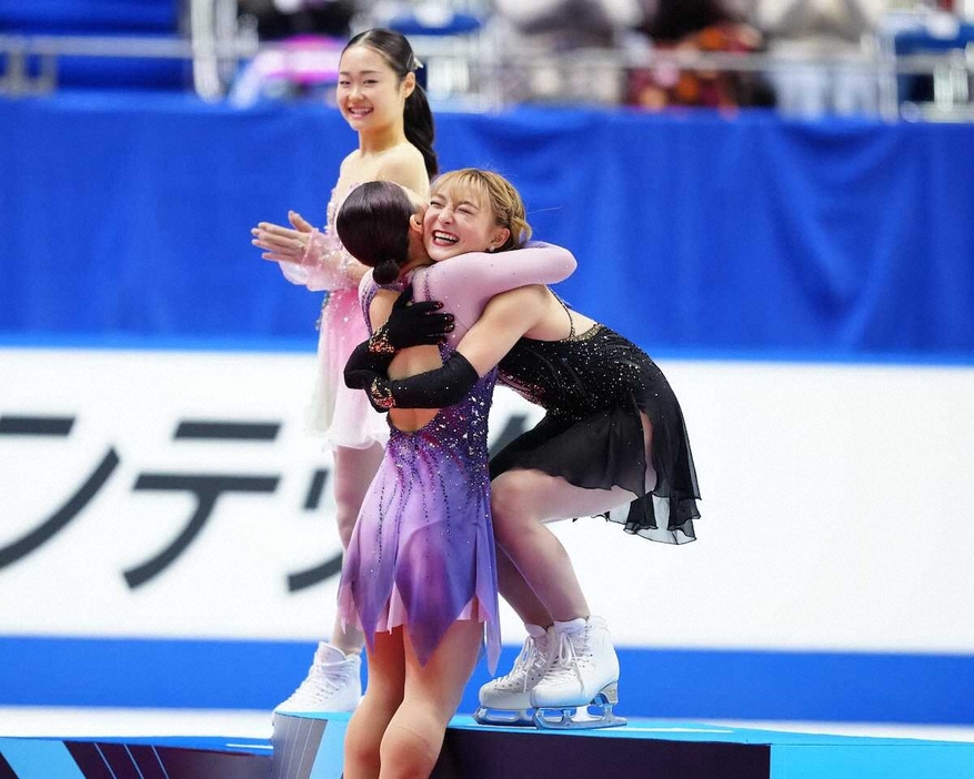 ＜全日本フィギュア最終日＞女子フリー、優勝した坂本花織（右）は樋口新葉（同2　人目）と抱き合う（撮影・小海途　良幹）　　