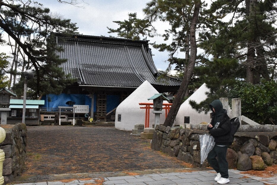 本殿と拝殿が全半壊した重蔵神社＝石川県輪島市で２０２４年１２月２７日午後１時４５分、国本ようこ撮影