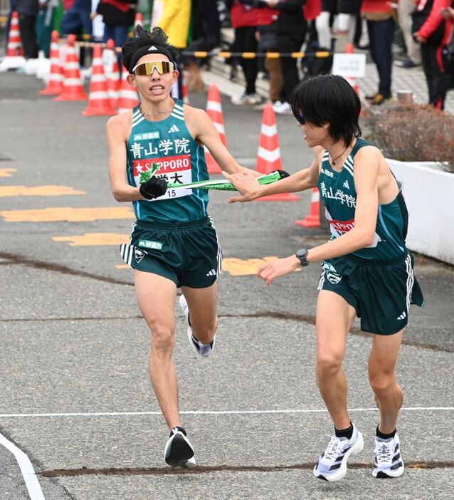 第100回大会の2区・黒田朝日選手と3区・太田蒼生選手のタスキリレー(写真：日刊スポーツ/アフロ)