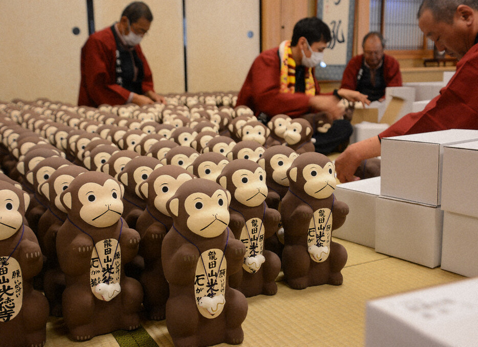 光徳寺で箱詰めされる厄除猿＝群馬県藤岡市で２０２４年１２月２９日午後２時５４分、加藤栄撮影