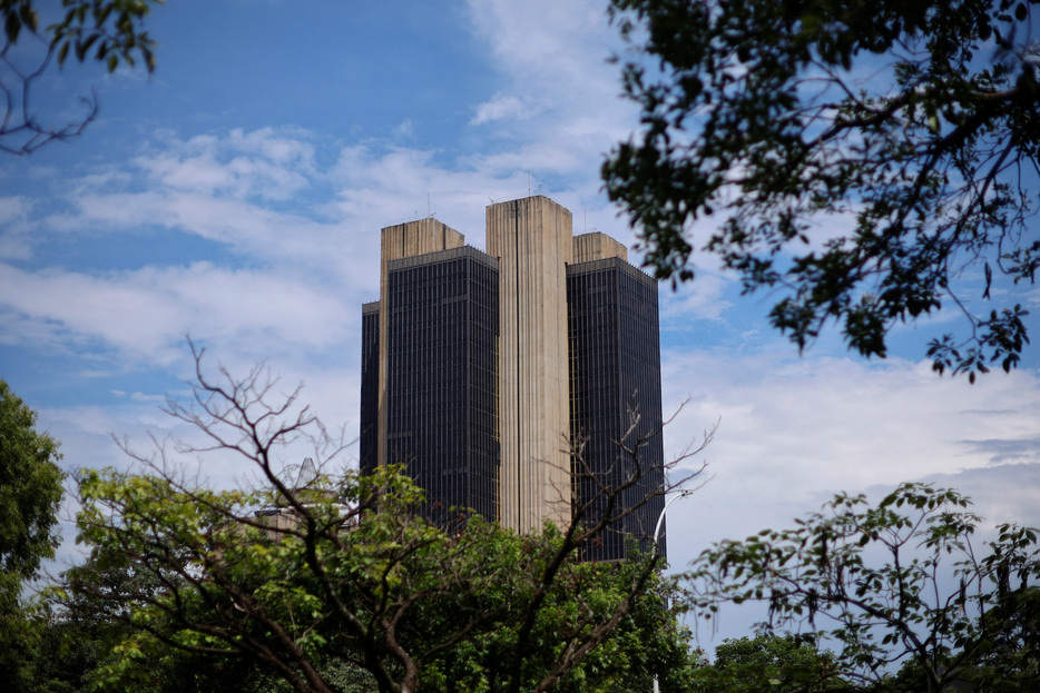 　１２月１７日、ブラジルの中央銀行が発表した今月１０―１１日の前回金融政策委員会（ＣＯＰＯＭ）の議事録で、政府が最近発表した歳出削減策などの一連の改革は市場からの評判が悪く、通貨ブラジルレアルの相場とインフレ期待に与えている悪影響を抑える必要があるとの認識を出席者が共有していたことが分かった。写真は、同行本店。同日、ブラジリアで撮影（２０２４年　ロイター/Adriano Machado）