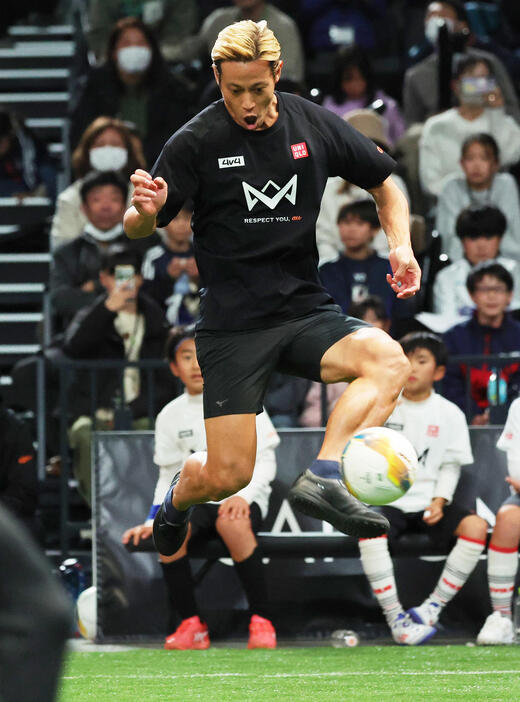 4V4JAPAN CUP 2024×4JAPAN CUP 2024　子どもとの試合に登場した本田（撮影・野上伸悟）