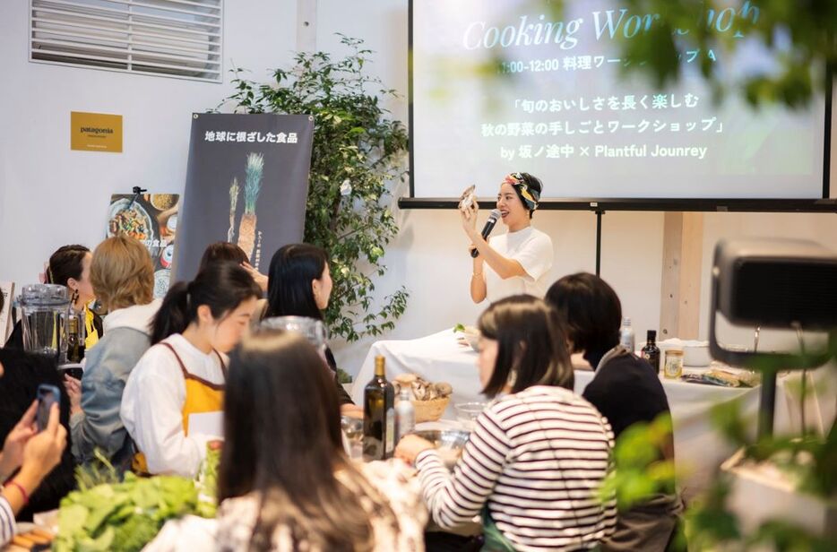 会場は代官山駅前の新スポット「フォレストゲート代官山 TENOHA棟」内のカフェ。新鮮な野菜やキノコなどの食材、キッチングッズ、エコバッグなどが買えるマルシェも開催された