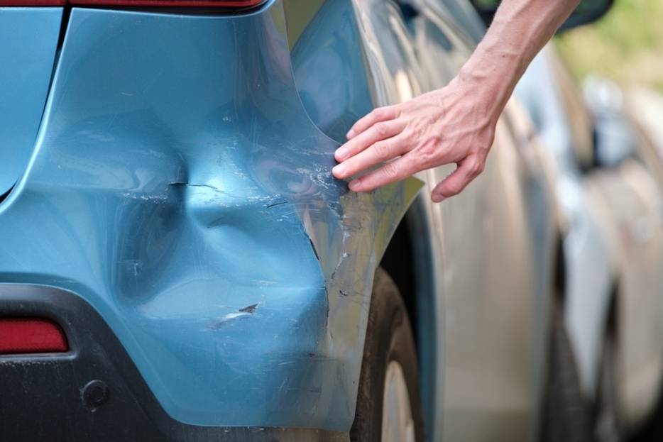 免許を取り立ての息子に車を貸したら、早速ぶつけて「へこみキズ」が…修理費がかかるのでそのまま走行しているのですが、問題ないのでしょうか？