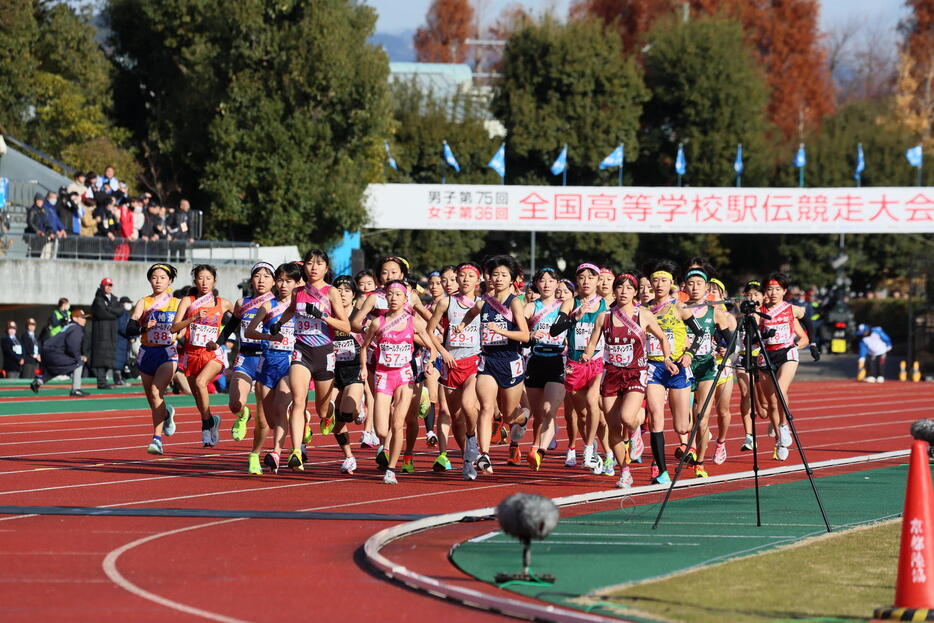 全国高校駅伝　一斉にスタートする女子の部のランナーたち（撮影・加藤哉）