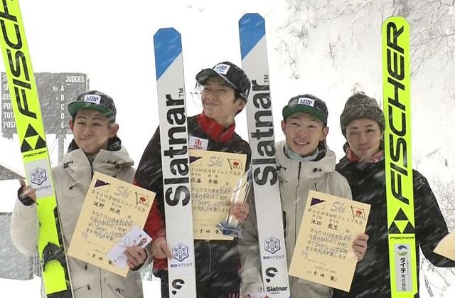 男子優勝の佐藤幸椰選手（左から２人目）