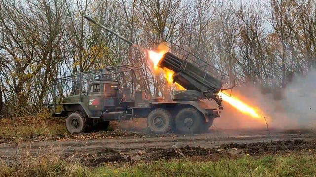 ロシア南西部クルスク州で、国境地域のウクライナ軍に向けて発射される多連装ロケット砲。2024年12月3日にロシア国防省が公開した映像から=AP