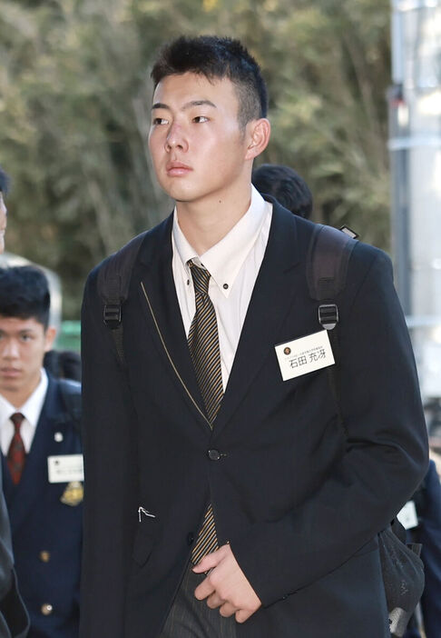 岡本和、浅野に遭遇した石田充（カメラ・小林　泰斗）