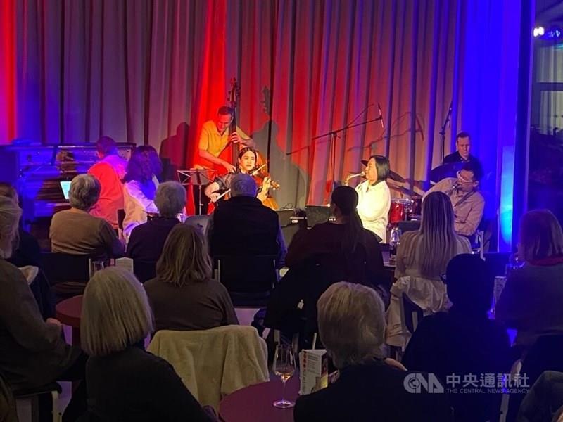 スウェーデン南部のジャズイベントで同国のバンドと共演する台湾のアーティストら