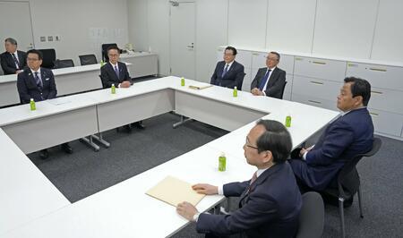 国会内で開かれた自民（奥右側）、公明（手前）、国民民主3党の税調幹部らによる協議＝17日午前（写真：共同通信社）