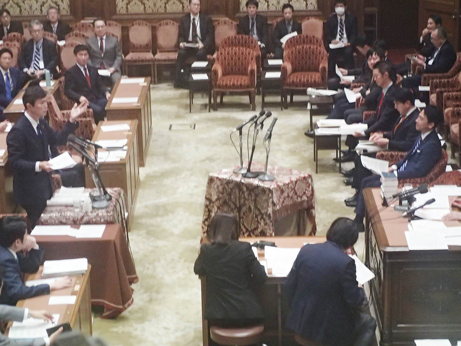 政治資金規正法再改正を巡り自民提案者の小泉氏（右手前）に質問する後藤氏（左）＝１６日、衆院第１委員室