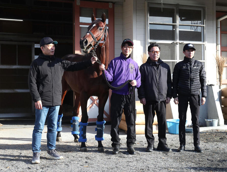 ドウデュースと記念写真に納まる左から、友道師、前川助手、松島オーナー、武豊騎手（撮影・白石智彦）