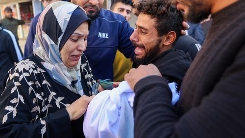 ガザ市内で、イスラエル軍の攻撃によって殺された2歳の子どもの遺体を確認する女性ら（2024年12月6日）