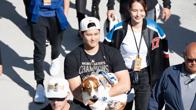 優勝パレードに参加した大谷翔平選手と真美子さんとデコピン(写真：アフロ)