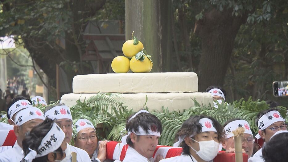 奉納された大鏡餅　熱田神宮