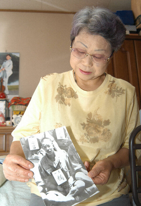 戦艦大和の甲板で撮られた叔父の写真を見つめる岸君江さん＝広島県三次市で