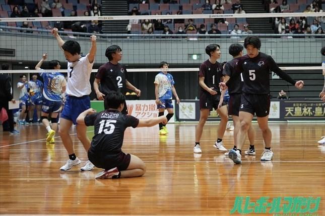 激闘を制し、勝利に沸く中京大の選手たち。監督はバルセロナ五輪代表の青山繁氏