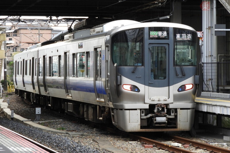 JR阪和線の支線「羽衣線」で使われる225系電車（画像：写真AC）。