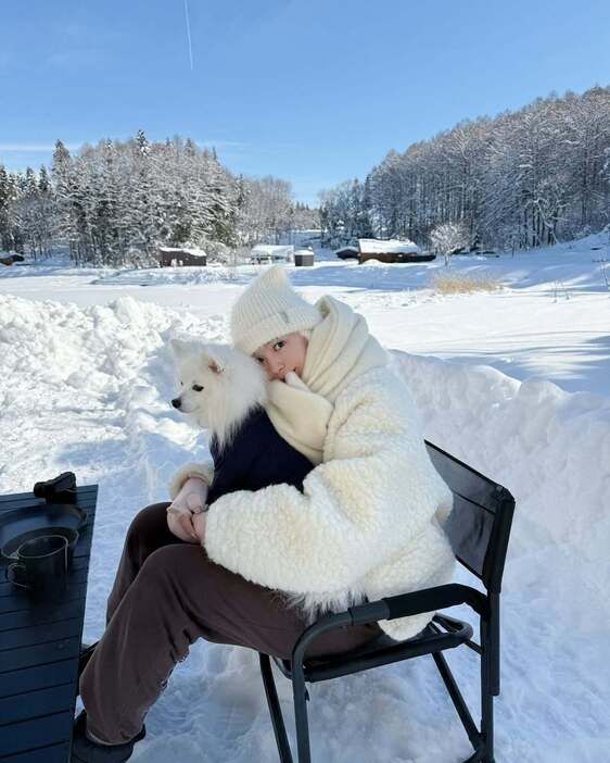 一面雪景色の中、愛犬・ユキを抱える藤田二コル（インスタグラム＠2525nicole2 より）