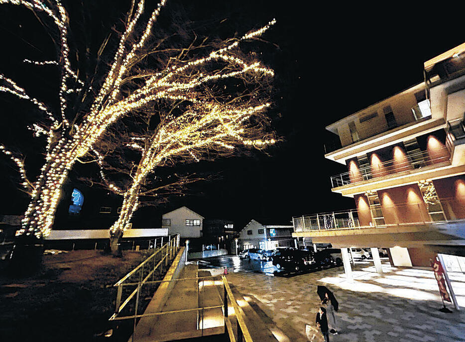 イルミネーションで彩られた羽咋駅周辺=羽咋市川原町