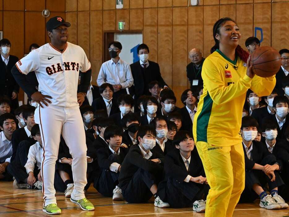 巨人・オコエ瑠偉外野手（左）は妹の桃仁花（右）とともに母校の東村山第六中を訪問。生徒とフリースロー対決を行った