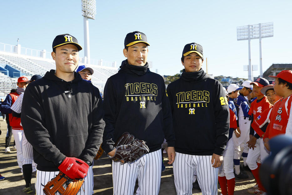 静岡県人会野球教室に参加した左から阪神佐野、岩崎、高橋（撮影・藤尾明華）