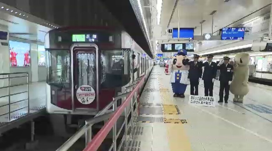 ヘッドマーク付き列車を運行(西鉄福岡駅　福岡市天神)