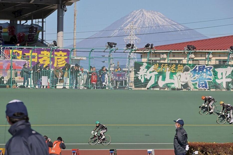 富士山を望むバンクで公開練習をする選手たち