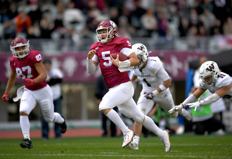 【早大－立命大】全日本大学選手権準決勝の第2クオーター、突進する立命大のQB竹田剛選手（中央）＝ヤンマースタジアム長居で2024年12月1日、松田雄亮撮影