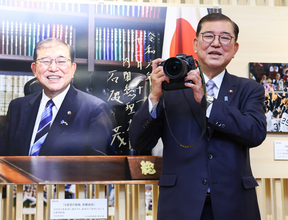 「２０２４年報道写真展」でカメラを持つ石破茂首相＝２１日午前、東京都中央区