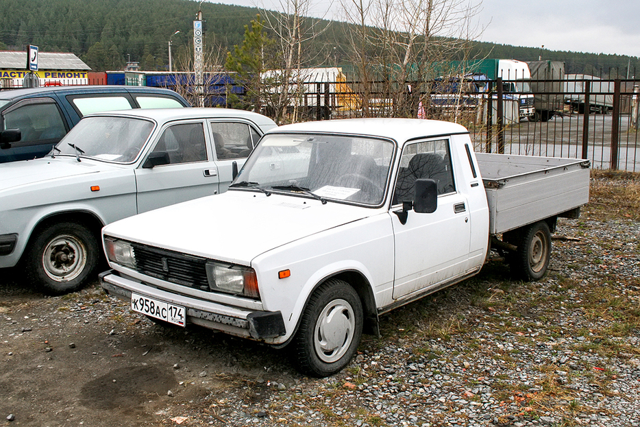 旧ソ連の大衆車ブランドである「ジグリ」の小型車「ラーダ・リーバ」のピックアップトラック型。2008年5月、ロシア・ユルザニ（Art Konovalov / Shutterstock.com）