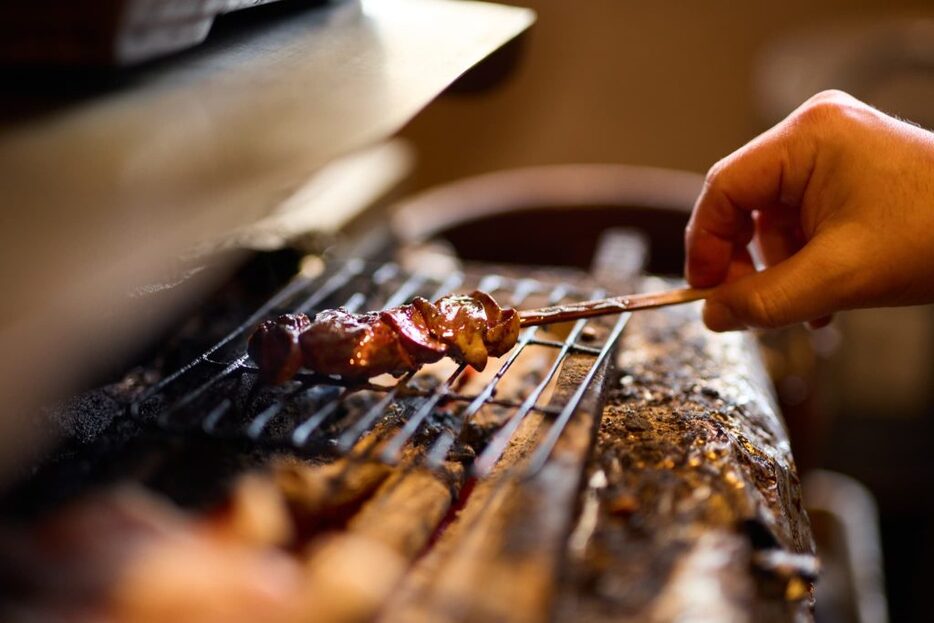 炭は火力が強く長時間燃焼する備長炭を使用