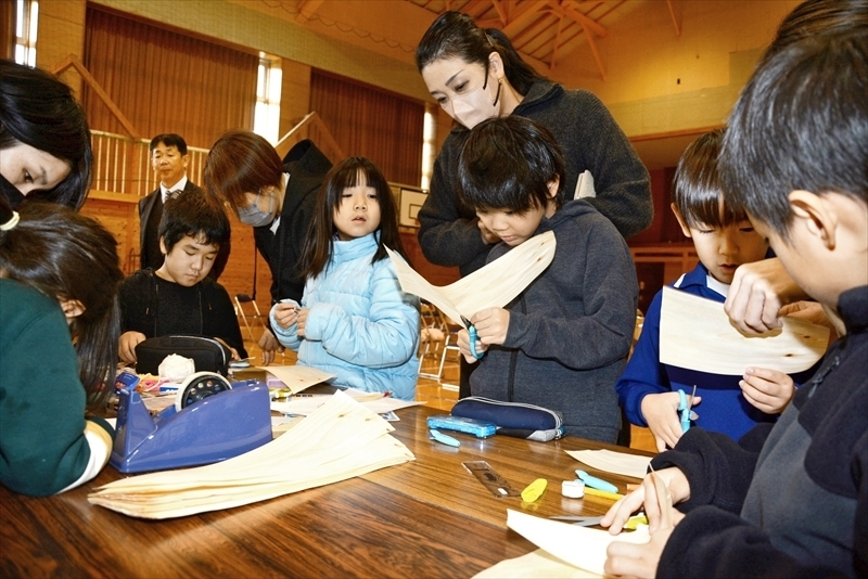 経木でオーナメント作りに挑戦する子どもたち