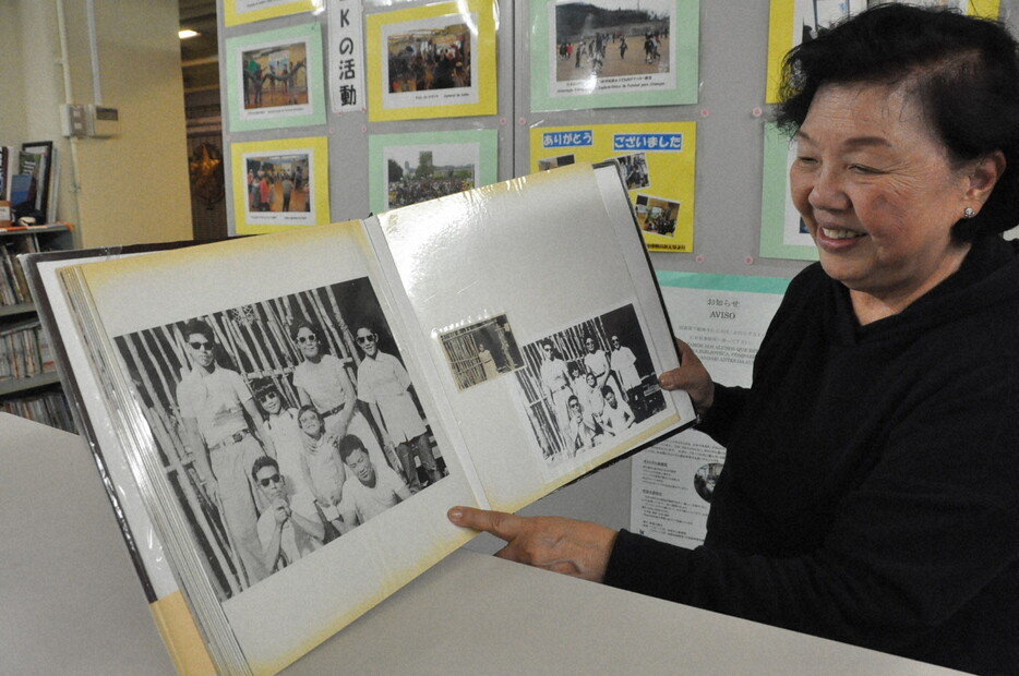 子どものころの写真を見て、思い出を語る長谷川真子さん＝神戸市中央区で2024年10月8日、鵜塚健撮影