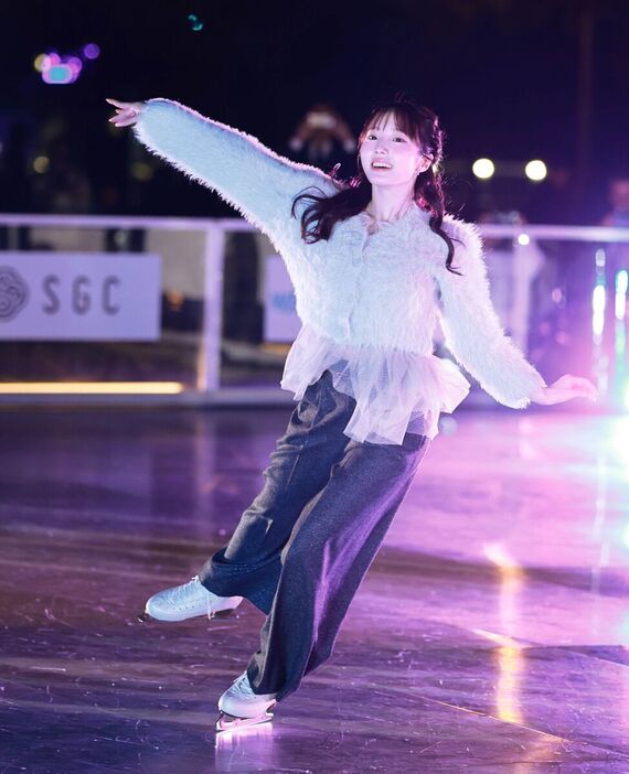 Winter　Wonder　Park　Yokohama２０２４のオープニングイベントでスケートショーを行った本田真凜さん　（カメラ・堺　恒志）