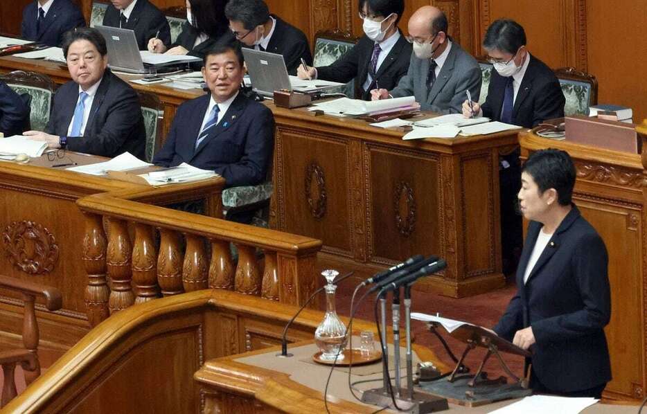 参院本会議で代表質問を行う立憲民主党の辻元清美代表代行（右）。中央は石破茂首相＝3日午前、国会（春名中撮影）