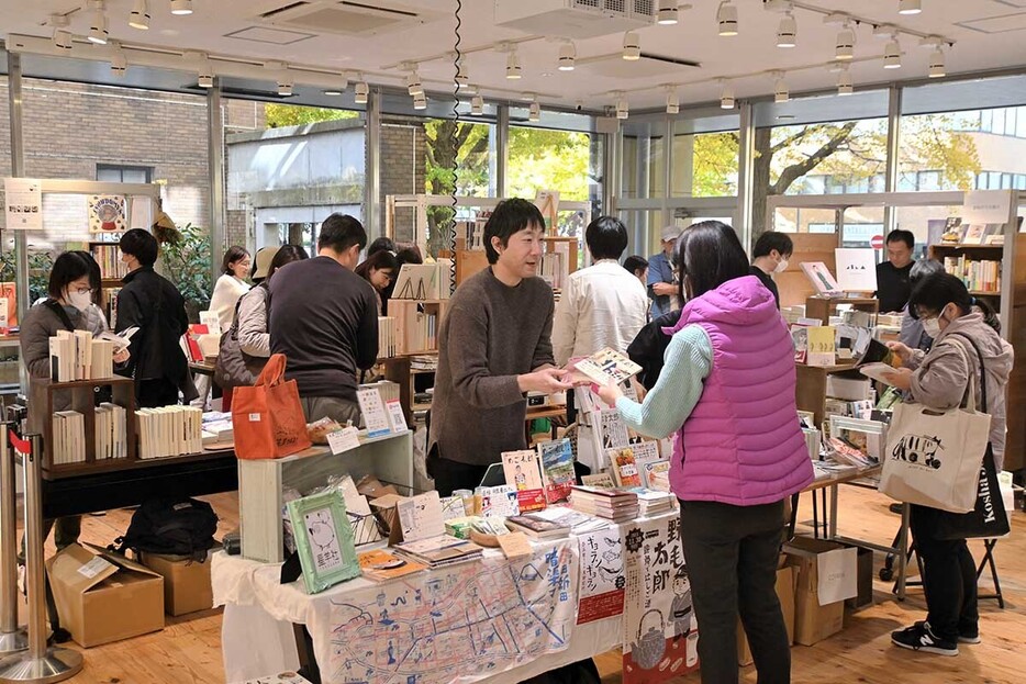 大勢の来場客でにぎわった「本は港」＝７日、横浜市中区