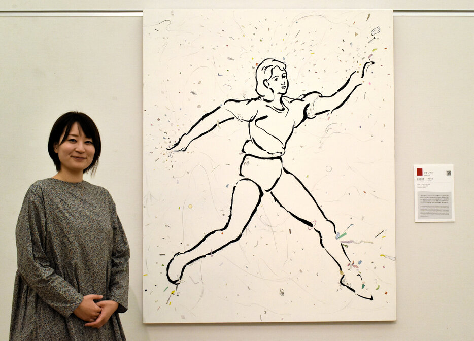 笹本明日香さんと、グランプリ受賞作品「アクセス」＝東京・六本木の国立新美術家