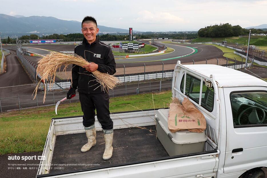 米づくりのかたわら、サーキットではエンジンメカニックを務める安木雄太さん。こちらの軽トラは作業車両兼、サーキットへの通勤車