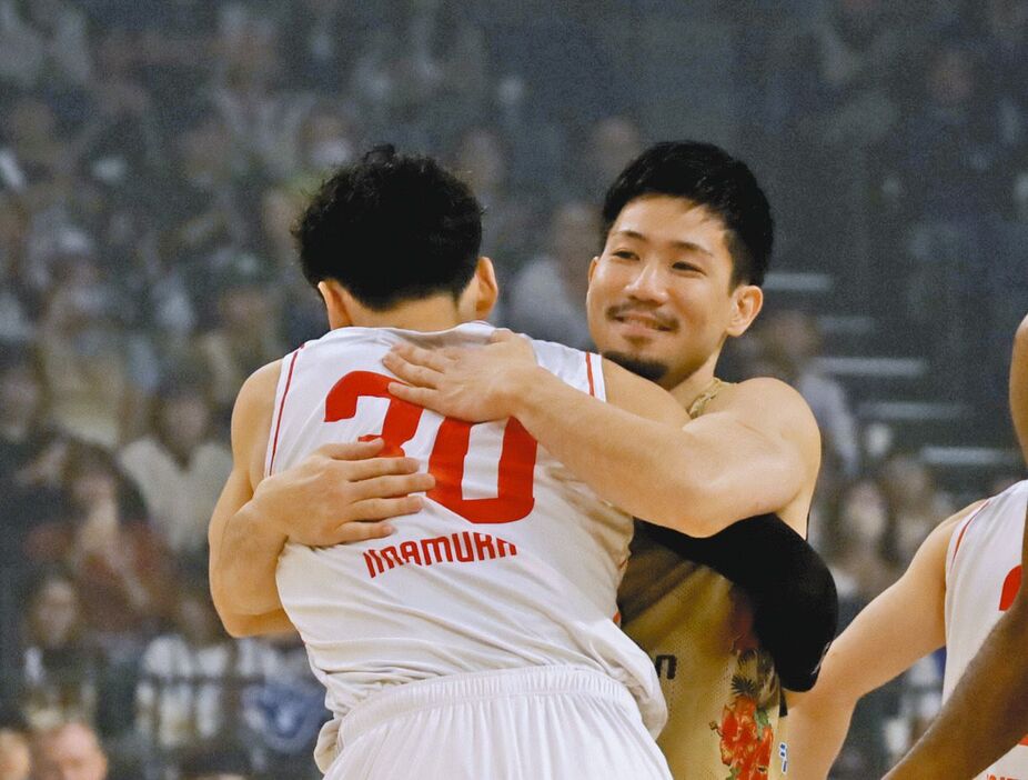 試合前に琉球の岸本隆一とハグする名古屋Ｄ・今村佳太