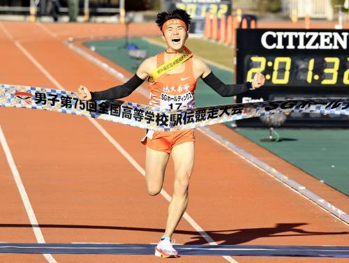 ガッツポーズでゴールする佐久長聖の石川浩輝選手（２２日、たけびしスタジアム京都で）＝川崎公太撮影