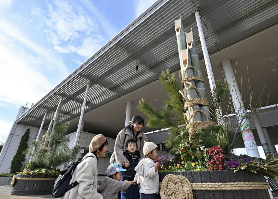 入り口ゲート前で来園者を出迎えるジャンボ門松＝浜松市中央区のはままつフラワーパーク