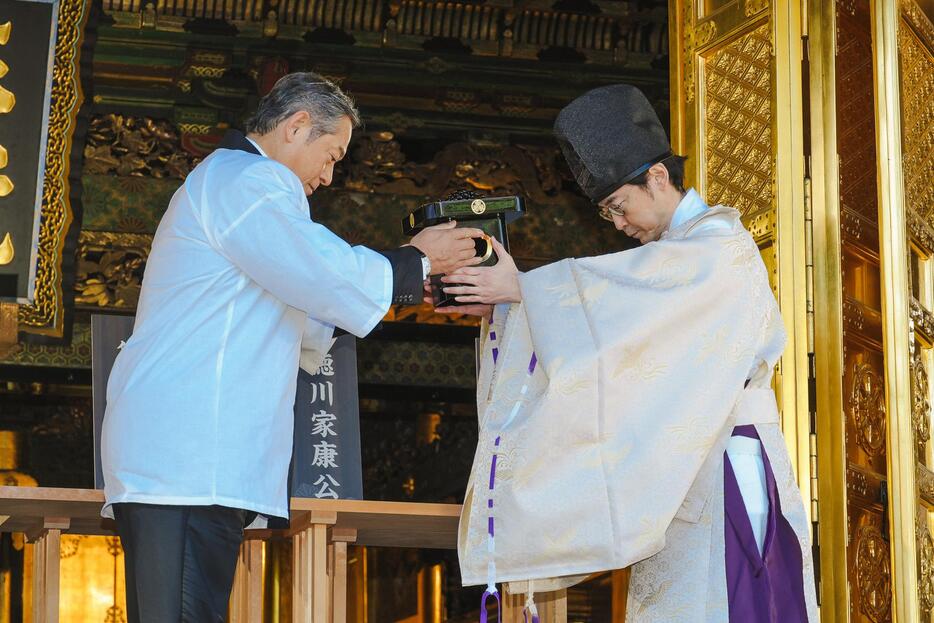 吉宗公ゆかりの上野東照宮に新穀の黒豆を奉納する松平