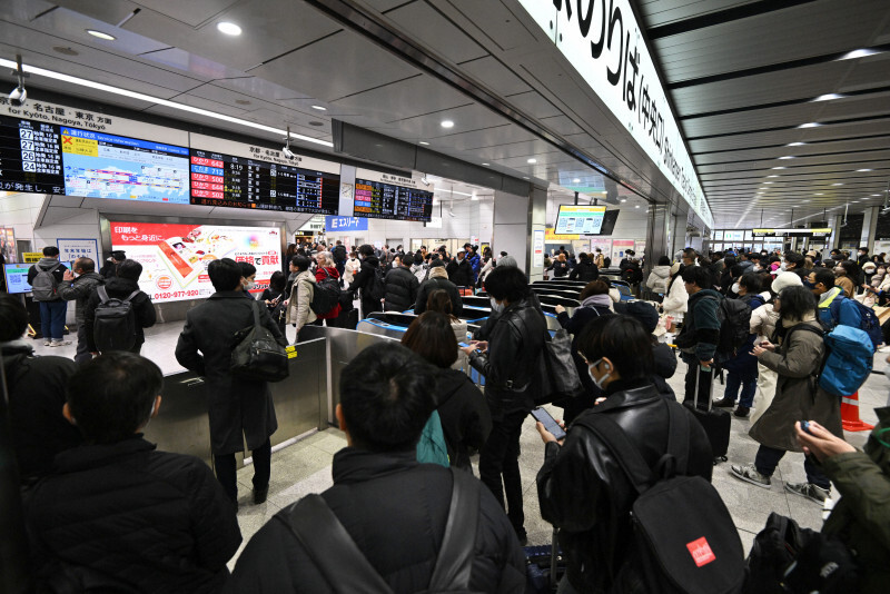 新幹線に遅れが出た影響で混雑する改札付近＝JR新大阪駅で2024年12月28日午前8時8分、大西岳彦撮影