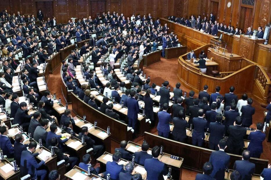 令和6年度補正予算案を可決した衆院本会議　＝12日午後（春名中撮影）